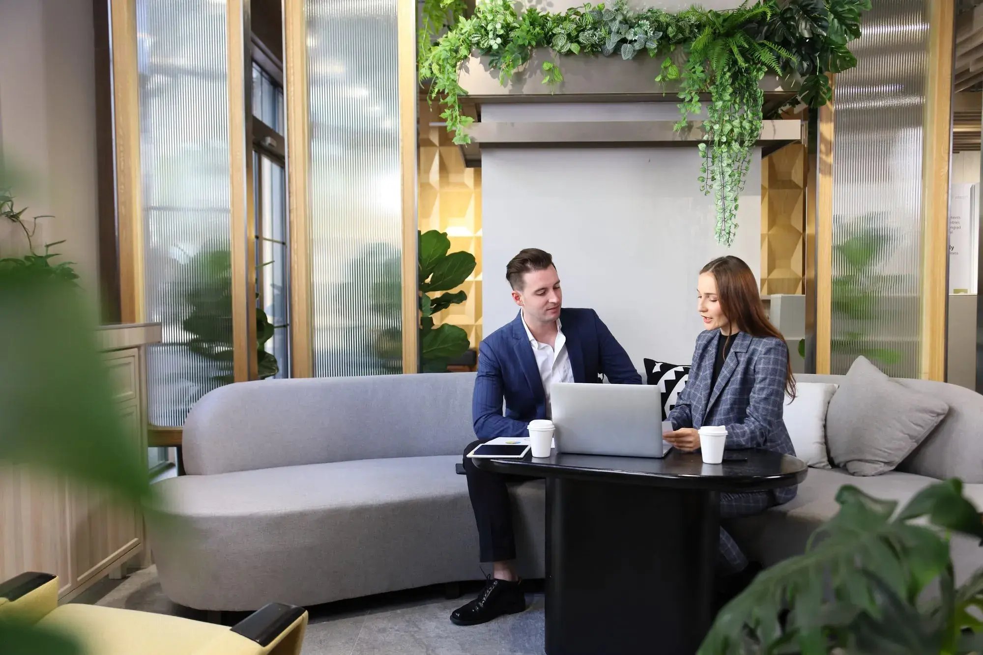 Two professionals meeting in a modern office – personalized consulting for field service.