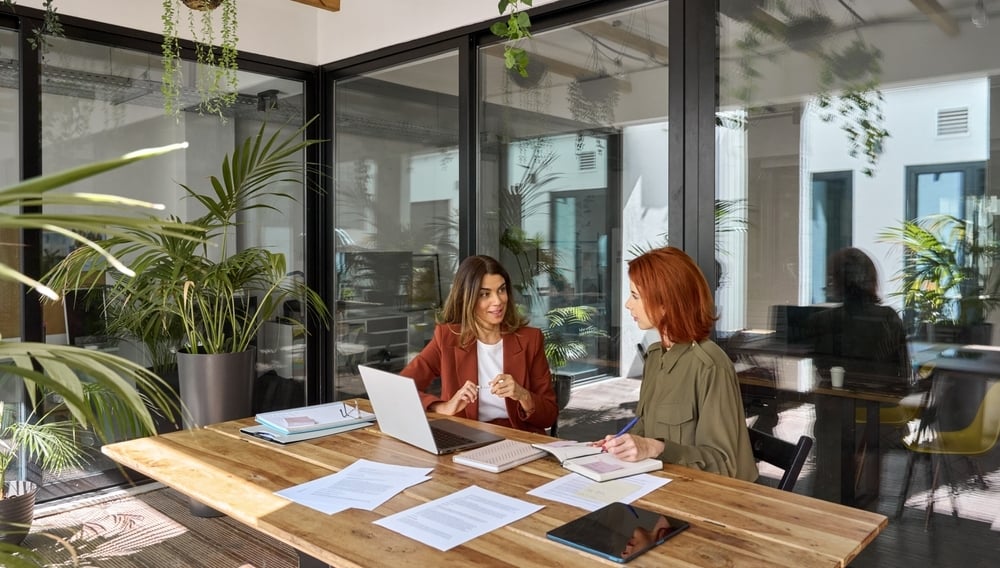 Business meeting with three people – tailored solutions for different project realities.