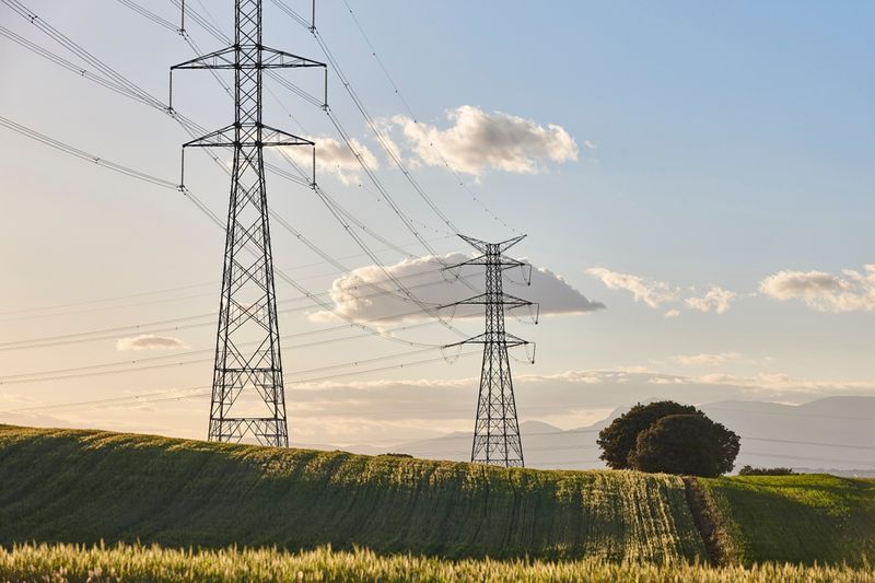 Líneas eléctricas sobre el terreno: acortar distancias entre los objetivos energéticos y el funcionamiento de los activos.