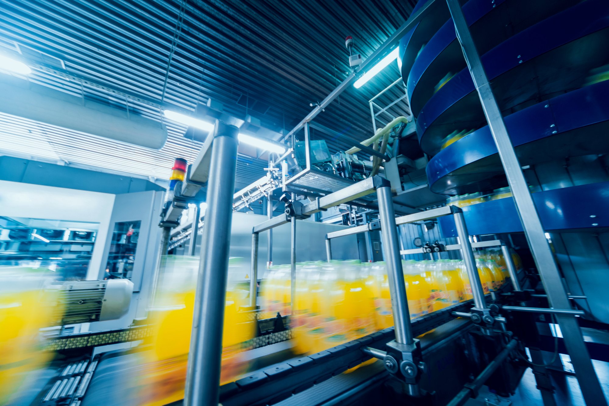 Maquinaria automatizada en un entorno industrial: seguimiento inteligente del inventario con la nube y el IoT.