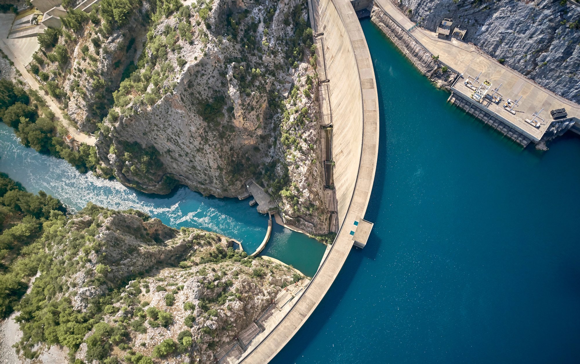 Vista aérea de una presa hidroeléctrica: consultoría energética para optimizar el consumo y apoyar la sostenibilidad