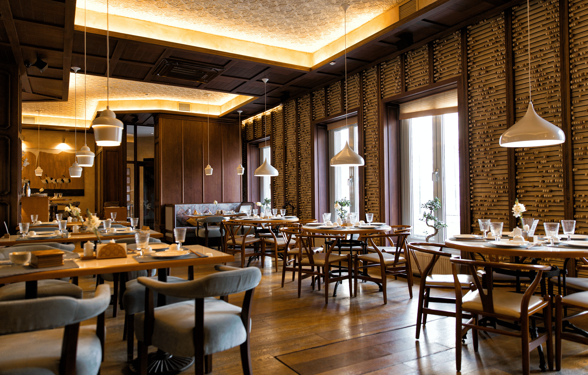 Interior de restaurante moderno com iluminação quente - gestão de activos de hotelaria pela Nextbitt.