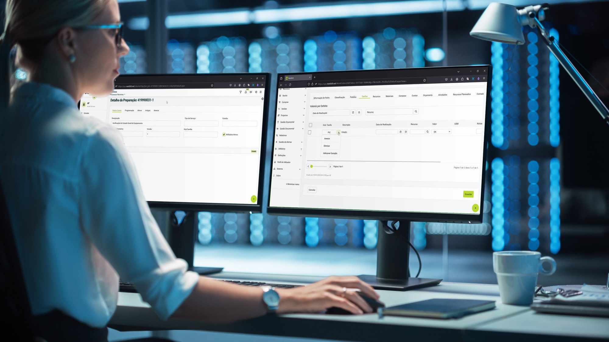 Technician managing maintenance and assets on dual-screen setup – centralized control via Nextbitt platform.
