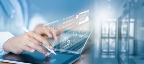 Médico usando tablet e laptop digital com AI painel holográfico checklist overlay, analisando KPI, processo de fluxo de trabalho, e visualização de dados de conformidade em ambiente digital de saúde moderno.