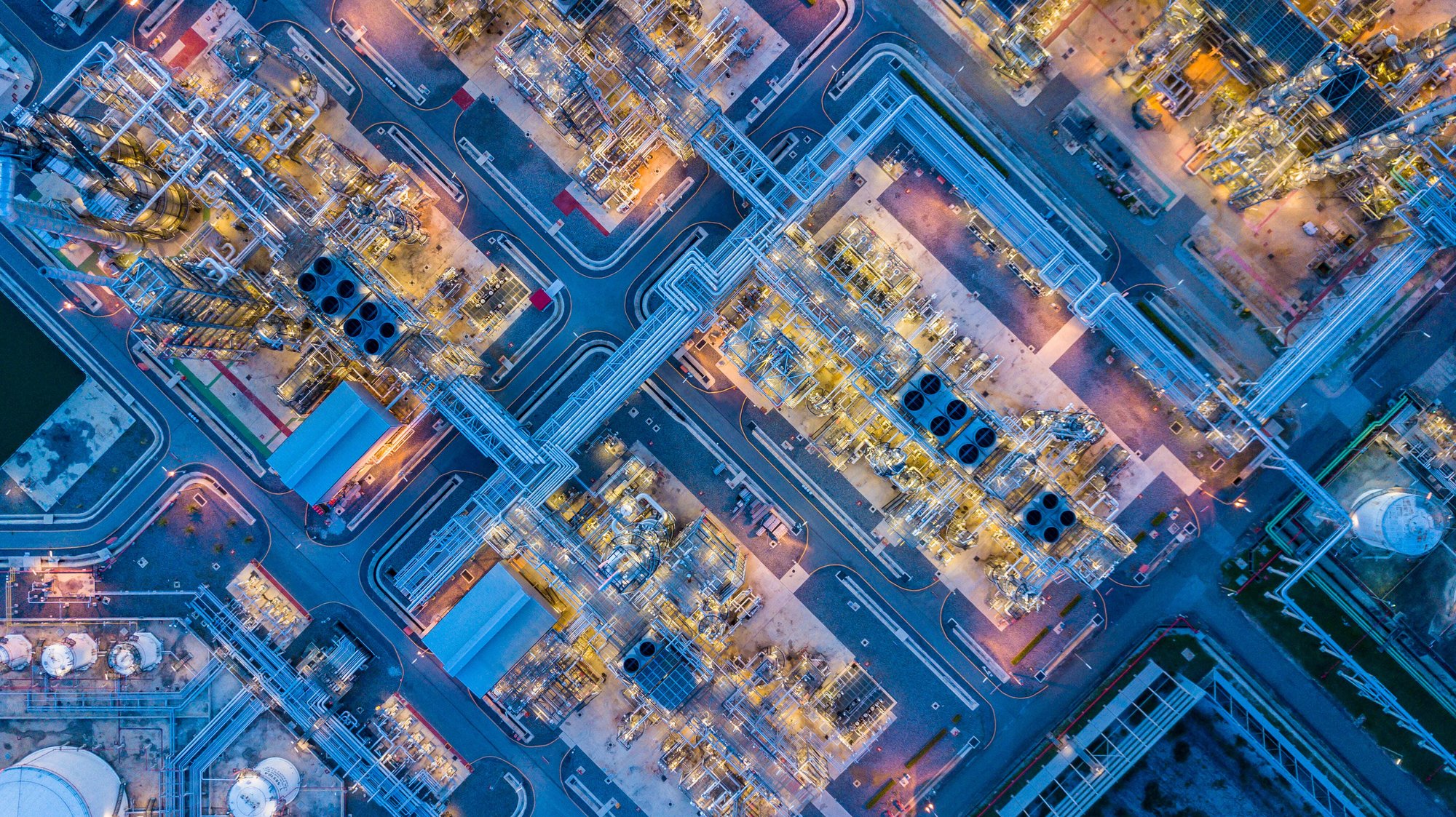 Vista aérea de edificios industriales: gestión y control centralizados de las instalaciones.